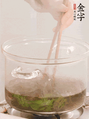 香椿焯水，變色后撈出，切成小段