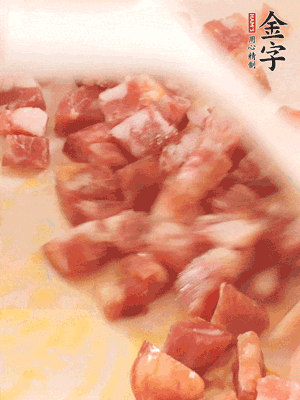 香腸炒出油脂，加入蠶豆煸炒