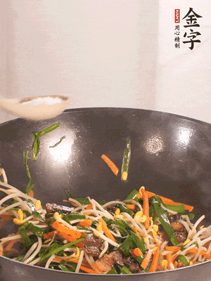 炒合菜：金字醬油肉、綠豆芽、韭菜
