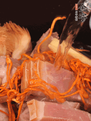 將所有食材一起倒進鍋中，加水沒過食材，燉煮30分鐘即可