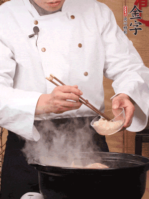 花膠、金湯放入鍋中小火再燉10分鐘