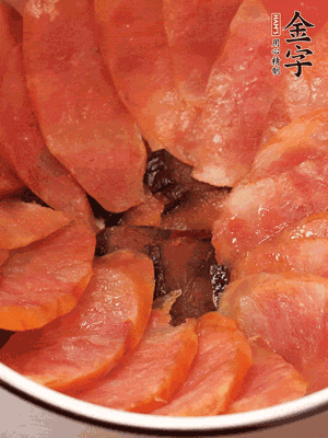 深碗涂抹豬油，頂端鋪枸杞，間隔鋪上香腸、醬油肉片