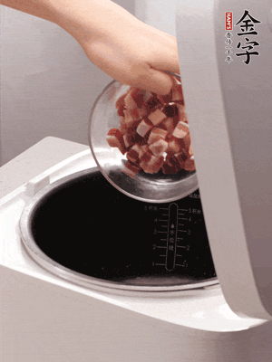 鍋中倒入豬油，油熱后炒熟上海青，給倒少許鹽調(diào)味