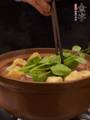 加筒骨煲的經(jīng)典配菜：金字土香腸、油豆腐、千張蓋上蓋子燜一會兒，耐心等候10分鐘。