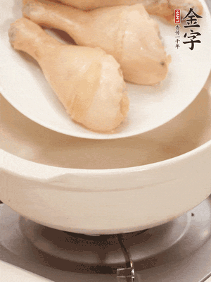 雞腿、火腿、干貝、蒜頭放入砂鍋內燉1小時