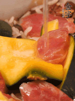 倒入溫開水，水量高出米面一個(gè)指節(jié)。