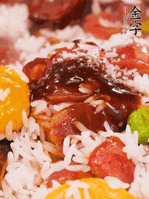 調(diào)醬汁，把蠔油：生抽：老抽：香油按1:2:1:0.5的比例。