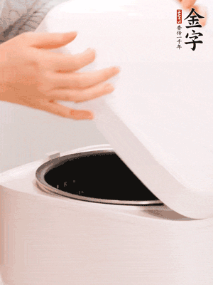 泡發(fā)香菇的水和調(diào)好的醬汁混合在一起，倒入電飯煲中，煮飯。