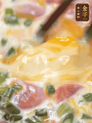 三個全蛋中加適量牛奶、鹽、黑胡椒粉、臘腸、蔥花攪拌均勻