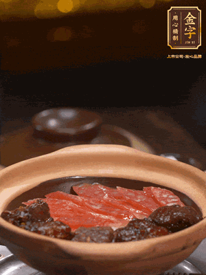 鋪上臘腸和排骨，鍋邊淋一圈油，小火煲10分鐘