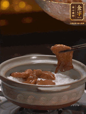 鋪上牛肉，鍋邊淋油在燜5分鐘