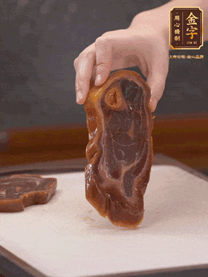 處理節(jié)瓜，刮掉表層的皮和毛，洗凈后去掉瓜蒂，切大塊