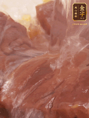 加熱水，2大勺料酒煮20分鐘，再下節(jié)瓜塊煮10分鐘即可