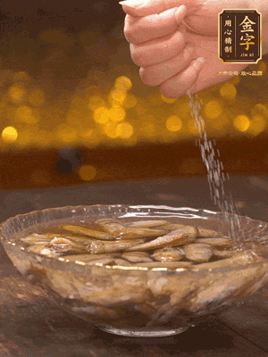 鮮活蟶子反復(fù)沖洗干凈，水中加鹽、芝麻香油浸泡30分鐘吐沙