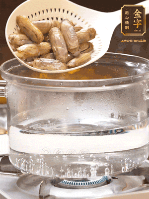 煮一鍋沸水，下蟶子汆燙30秒，撈出浸入冰水，取出蟶子肉