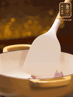 油溫7成熱，下蒜末、咸肉略微煸炒，再下絲瓜