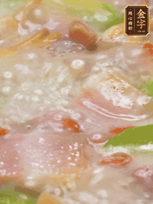 最后下蟶子，一點(diǎn)白胡椒調(diào)味，煮到白色湯汁出來。撒點(diǎn)枸杞點(diǎn)綴