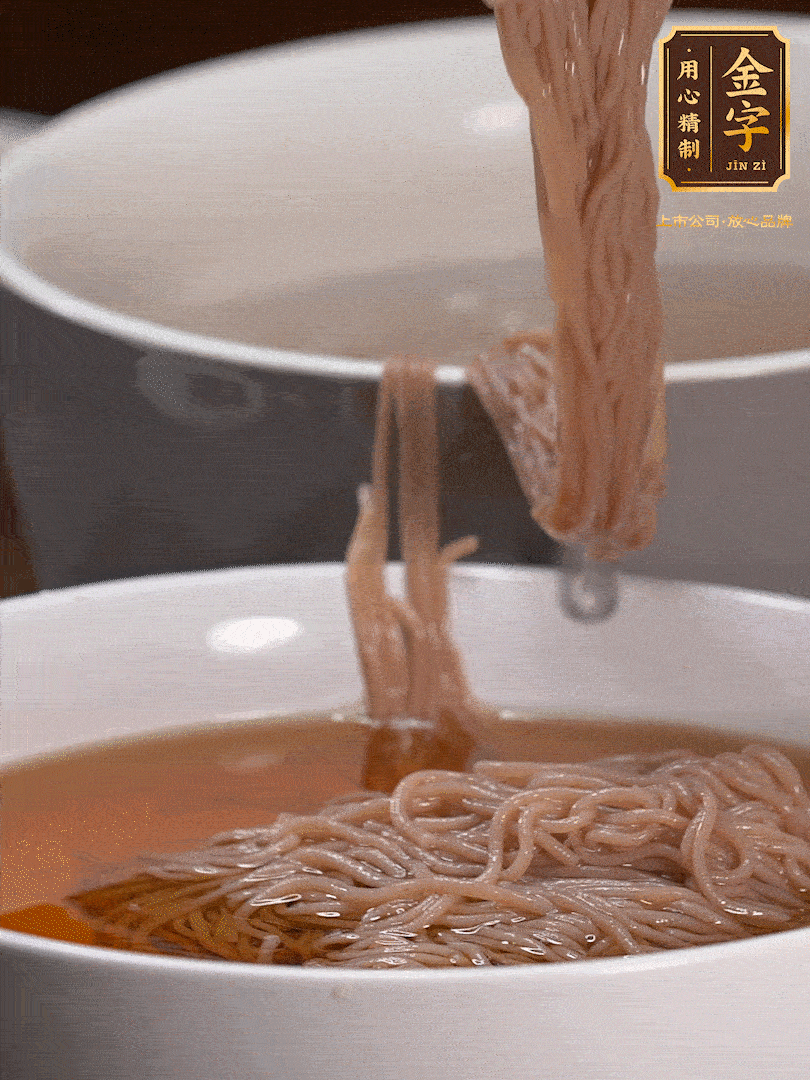 蘋果醋，一點鹽、糖、醬油，兌入涼白開水調成簡易冷面湯，放水箱冷藏