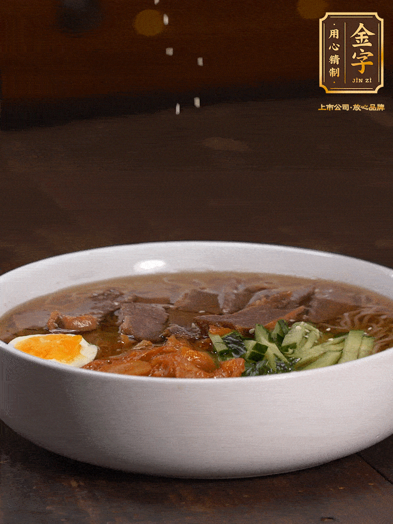 放入冰涼的冷面湯碼上黃瓜絲、泡菜、牛肉、雞蛋，撒點白芝麻