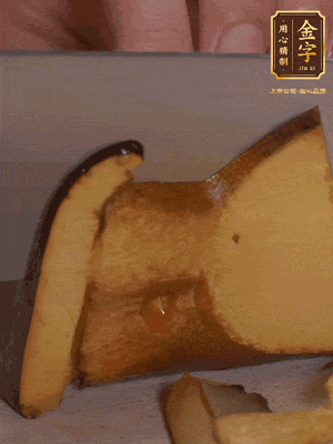 2個(gè)牛肝菌切丁，1個(gè)牛肝菌切片；金字香腸1根切丁，1根切片