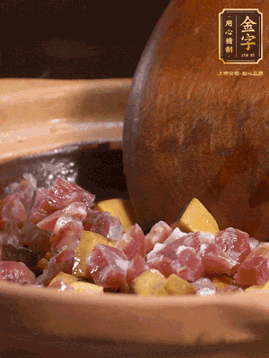 熱油下蒜片，倒入香腸丁、牛肝菌丁翻炒出香味