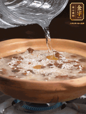 再倒入泡了30分鐘的大米翻拌均勻，加水稍微沒過（米水比例1:1），中火燜煮，到冒大泡，大致5分鐘