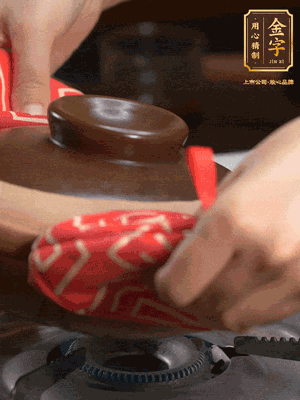 中火調(diào)成小火，鋪上香腸蓋蓋燜5分鐘。不斷轉(zhuǎn)動(dòng)瓦煲，讓側(cè)壁的飯形成飯焦