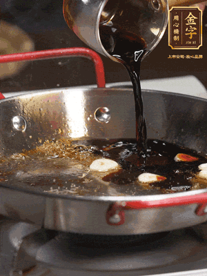 煲飯期間，用油煎熟牛肝菌。再用底油加醬油、蒜片調(diào)出鮮美醬汁