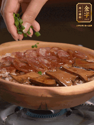 最后鋪上牛肝菌，爭分奪秒地倒上醬汁，撒點(diǎn)小蔥花