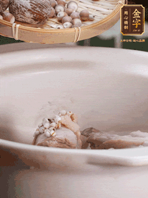 焯好水洗凈的鴨肉、薏米、芡實(shí)、蜜棗+適量水煲1小時(shí)