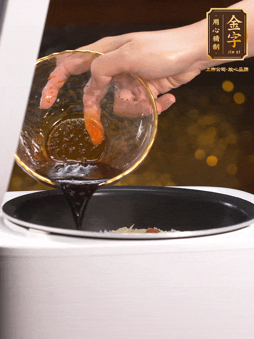 煮好后，淋上醬汁：2勺生抽、1勺老抽、1勺蠔油、半勺白糖、半勺香油、1勺水