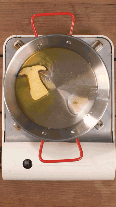 牛肝菌切片，用黃油煎熟