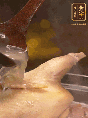 大火燒開后，撇去浮沫。轉(zhuǎn)小火燉2個(gè)小時(shí)