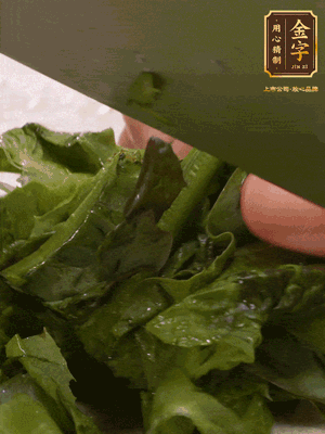 萵筍去皮切丁，萵筍葉切碎