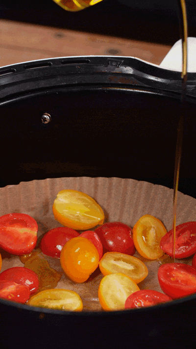 小番茄撒鹽胡椒，空氣炸鍋烤10分鐘至表面變皺