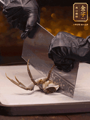 用刷子刷干凈六月黃，一斬二。把蟹蓋、蟹胃拿出來。