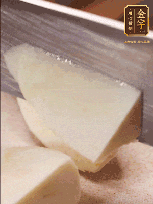 茭白去殼，底部一層老皮刨掉，切成滾刀塊