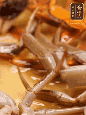 鍋中少油，螃蟹下到鍋中煎一煎