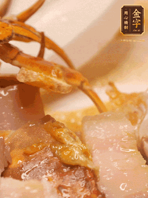 顏色變紅時，放蔥結(jié)、姜片煸香，再放咸肉、茭白、毛豆翻炒