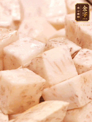 鍋上火下足油，將芋頭炸金黃色至熟