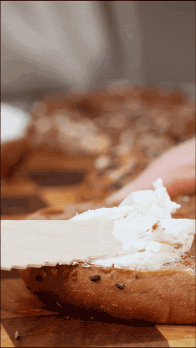 貝果在烤箱中180度復(fù)烤5分鐘，涂上芝士