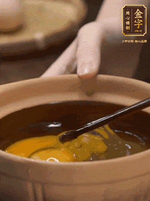 雞蛋打入砂鍋，充分打勻，1.5倍的溫水加一勺鹽，倒入蛋液中，攪拌均勻后用勺子舀去表面浮沫