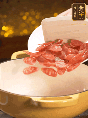 鍋里放油，香腸煸炒出多余的油脂，然后放小米辣