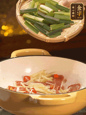 接著放蒜葉，來一點(diǎn)鹽，一點(diǎn)醬油調(diào)味翻勻