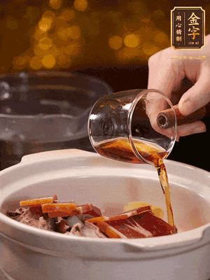 羊排、火腿、姜片一起入砂鍋，大火煮到沸騰