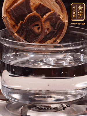 火腿蹄片，冷水下鍋，加蔥姜、料酒焯水