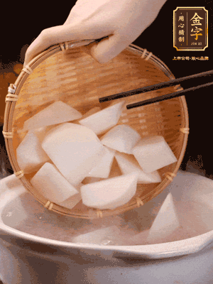 大火煮開后，轉(zhuǎn)中小火燉40分鐘，挑出蔥結(jié)，再下蘿卜燉20分鐘