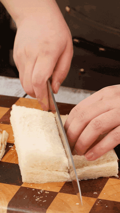 土司改刀去邊，切成適當(dāng)大小