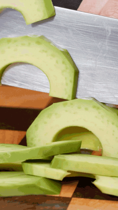 土司表面涂抹橄欖油，烤箱180°烤6 分鐘