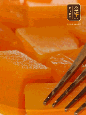 南瓜去皮，一半切塊備用，一半切塊蒸熟，碾成泥